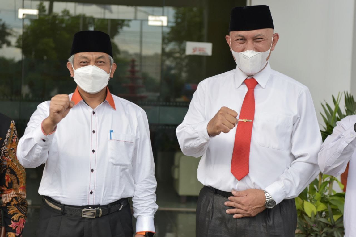 Presiden PKS Ahmad Syaikhu menyambut Gubernur Sumatera Barat Mahyeldi di kantor DPP PKS, Kamis (25/4) (Donny/PKSFoto)