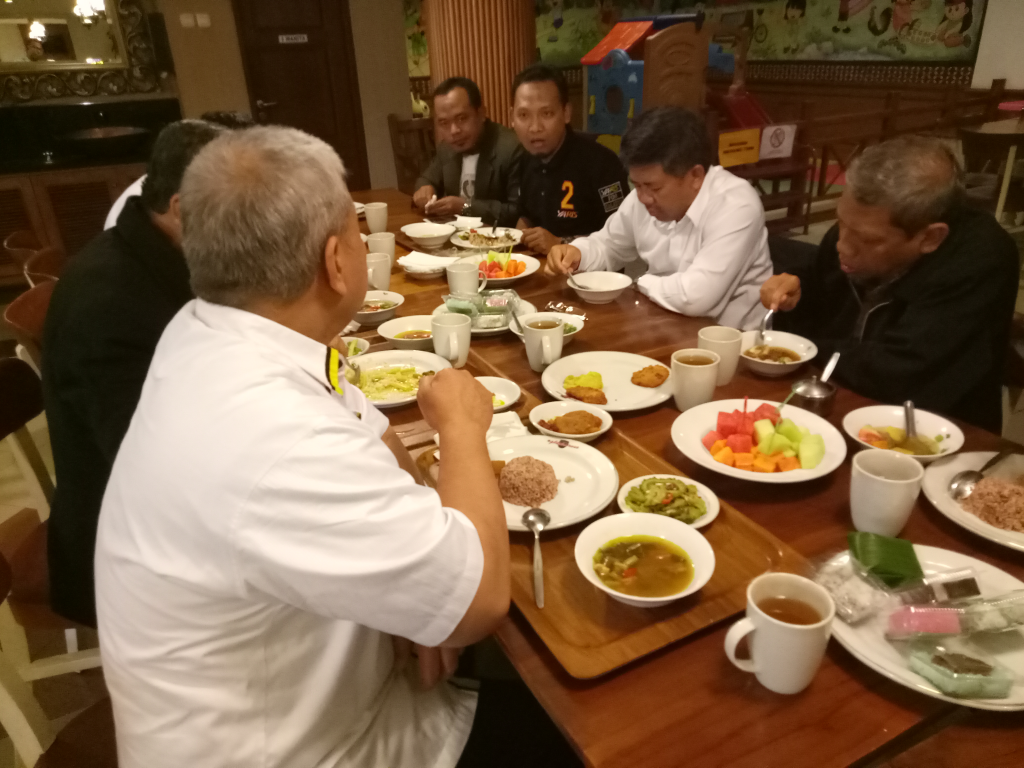 Presiden PKS Mohamad Sohibul Iman bersama wartawan di Semarang