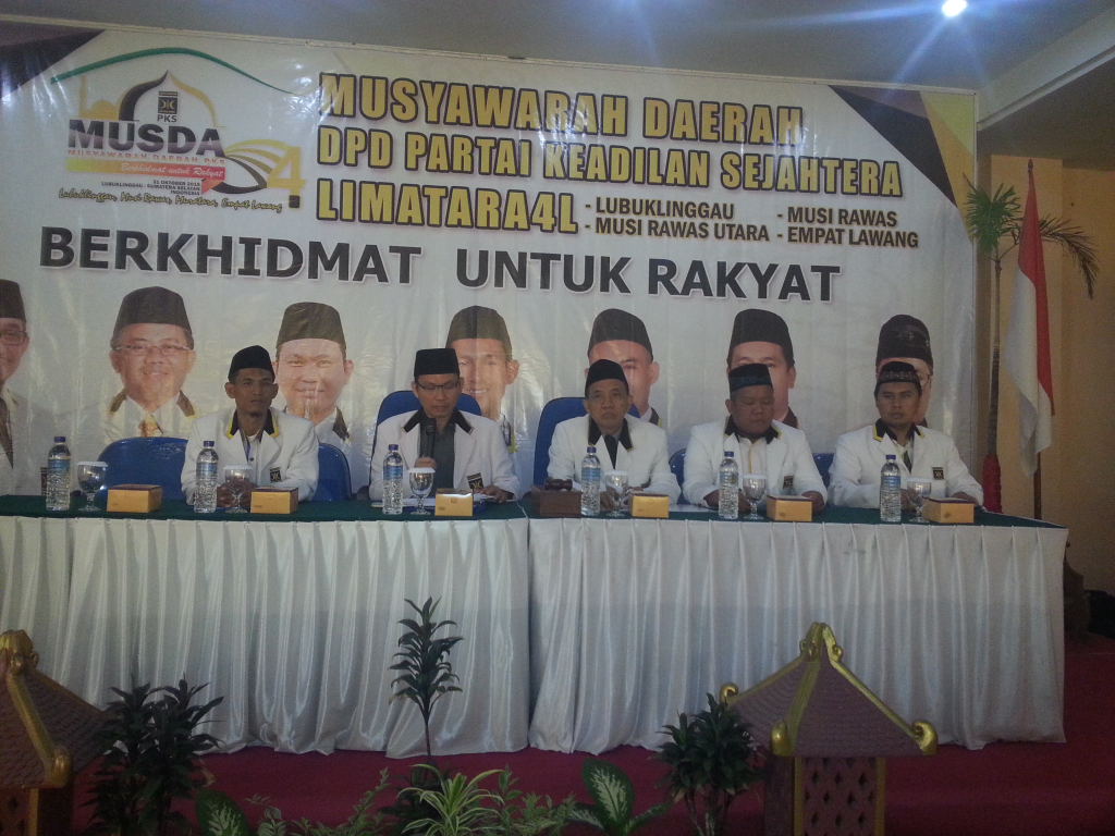 Ketua Umum Dewan Pengurus Wilayah (DPW) Partai Keadilan Sejahtera (PKS) Sumatera Selatan (Sumsel), Erza Saladin (kedua dari kiri)