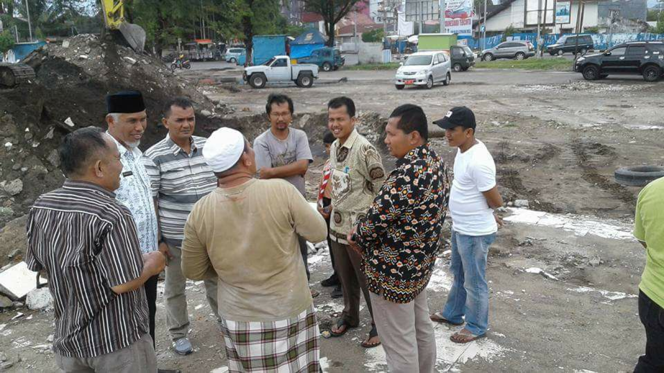 Wako Mahyeldi (berpeci hitam) sedang berdiskusi dengan masyarakat setempat