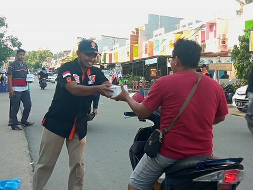 PKS Sungai Beduk Berbagi Takjil kepada Pengendara