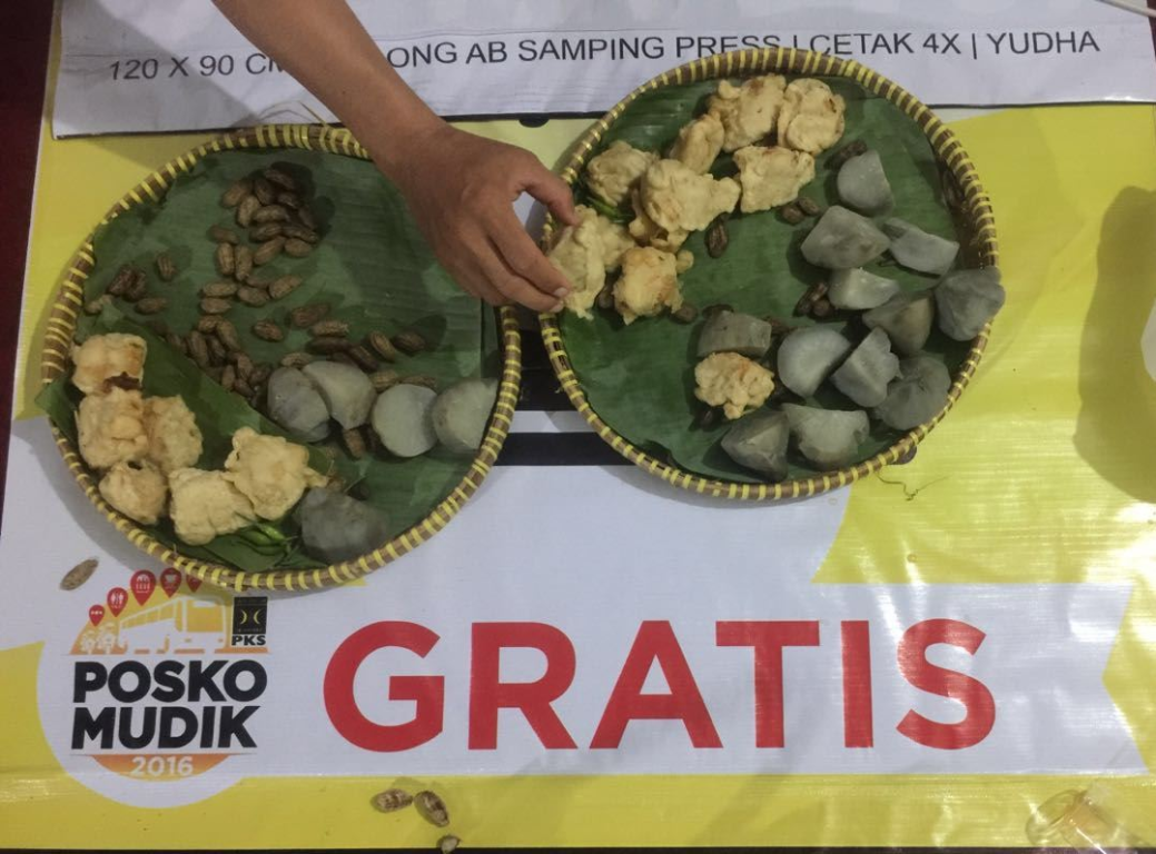 Jajanan yang disajikan Posko Mudik PKS DIY