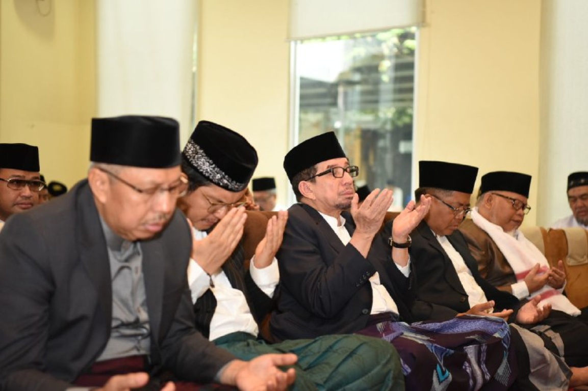 Jajaran Dewan Pimpinan Tingkat Pusat (DPTP) PKS saat acara peringatan Milad ke-21 dan Halal bi Halal di kantor DPP PKS, Ahad (23/6) (Donny/PKSFoto)