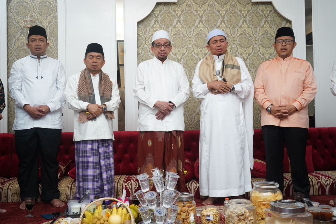 Ketua Majelis Syura Partai Keadilan Sejahtera (PKS) Dr. Habib Salim Segaf Al Jufri saat bersilaturahim dengan Pimpinan Pondok Pesantren Addahlaaniyah Ahmad Salim Apip.