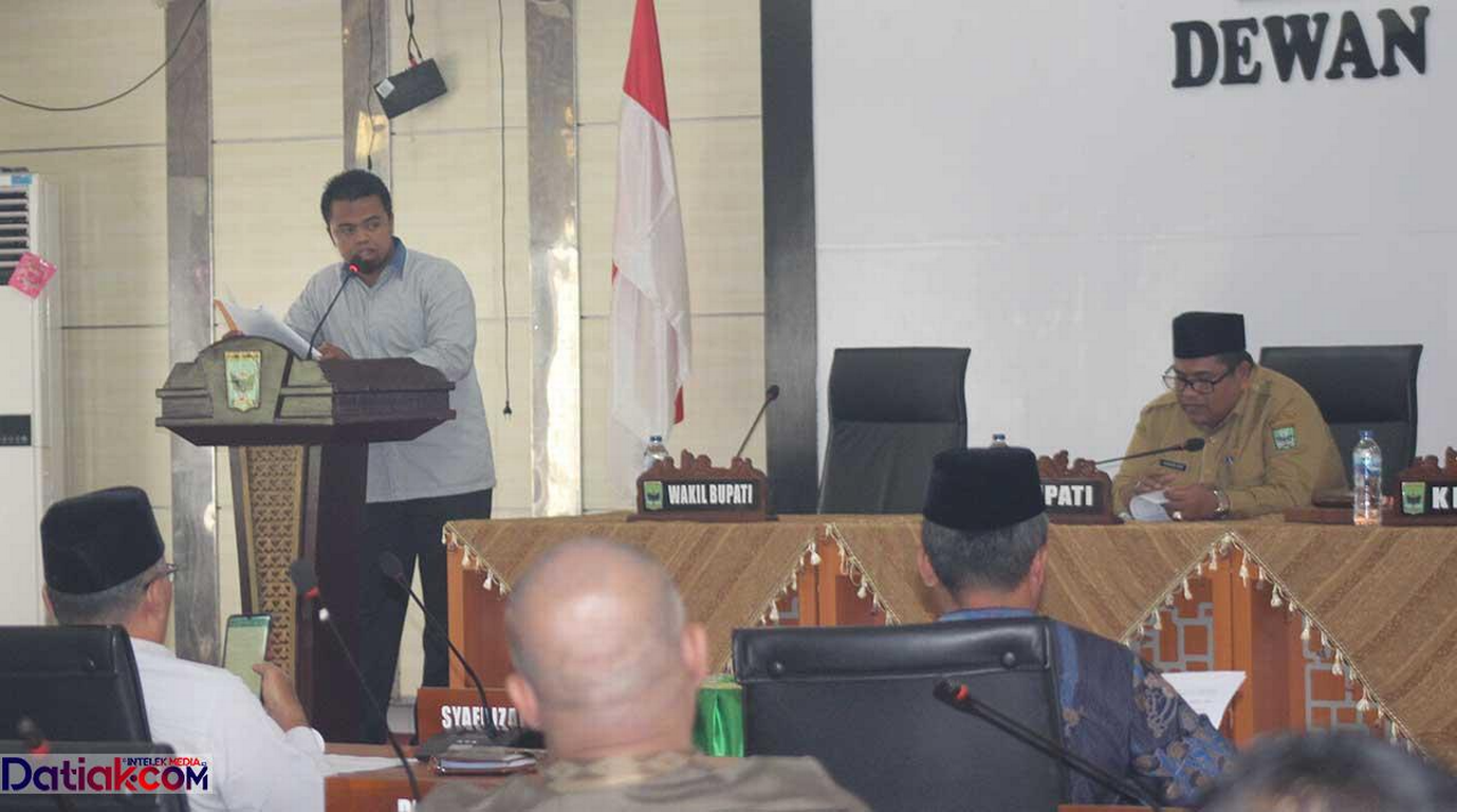 Jon Hendri, saat menyampaikan pandangan akhir fraksinya dalam Paripurna Penyampaian Pandangan Akhir Fraksi, terhadap KUA dan PPAS Padang Pariaman Tahun 2023, beberapa waktu lalu. (Hasnul Uncu/DatiakFoto)