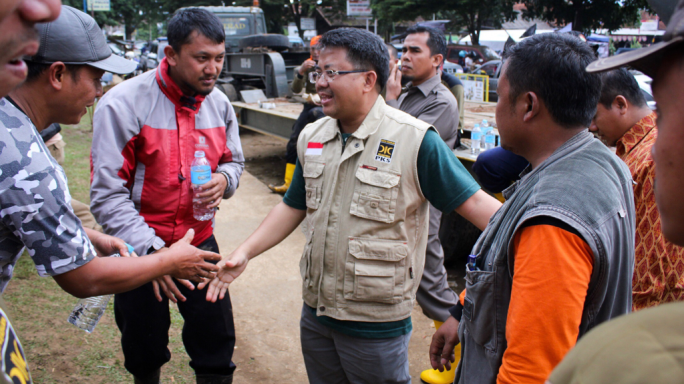 Presiden Partai Keadilan Sejahtera (PKS) Mohamad Sohibul Iman bersama warga korban banjir Garut