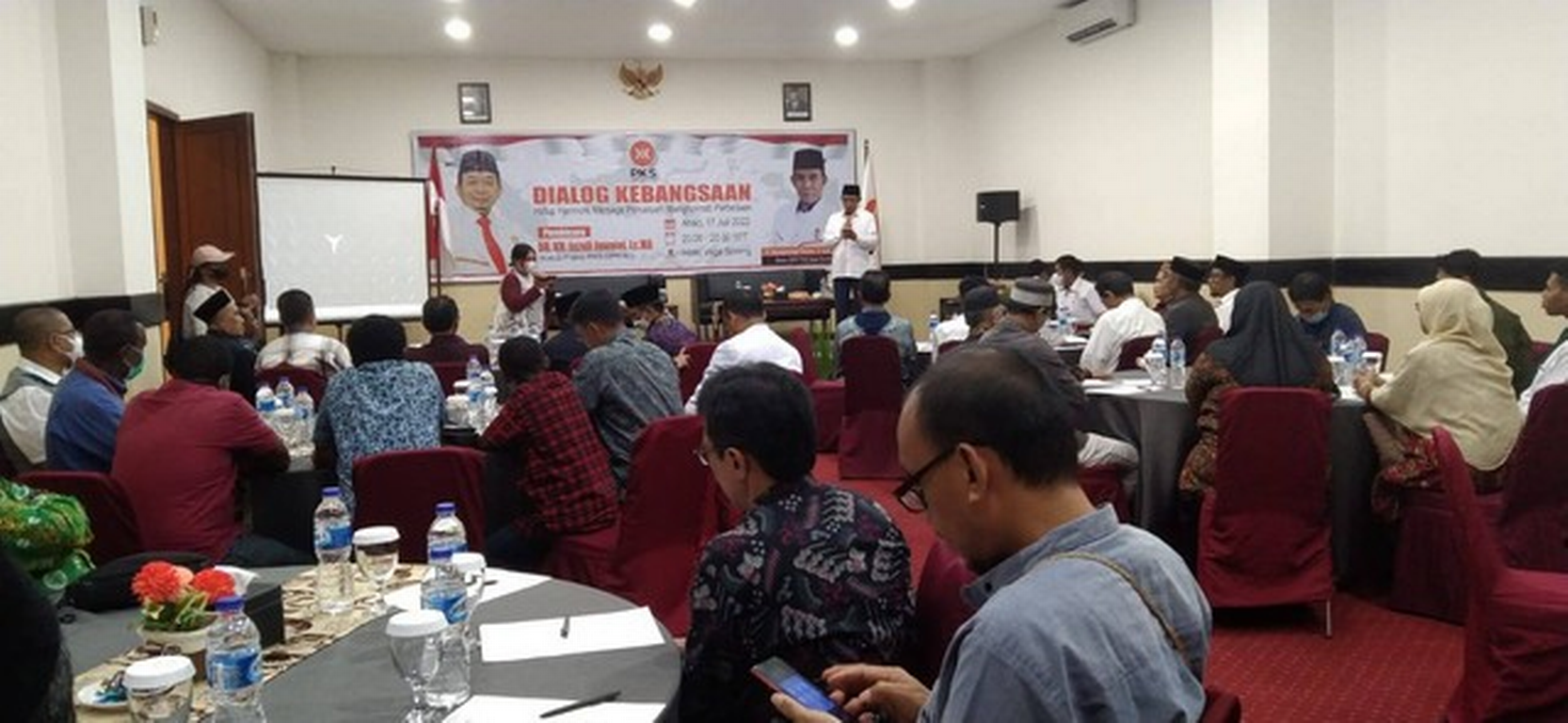 Dialog Kebangsaan yang diselenggarakan oleh Dewan Pimpinan Daerah Kota/Kabupaten Sorong PKS, yang berlangsung di Kota Sorong, Papua Barat, Minggu malam (17/7). (Yanti/BalleoNEWS)