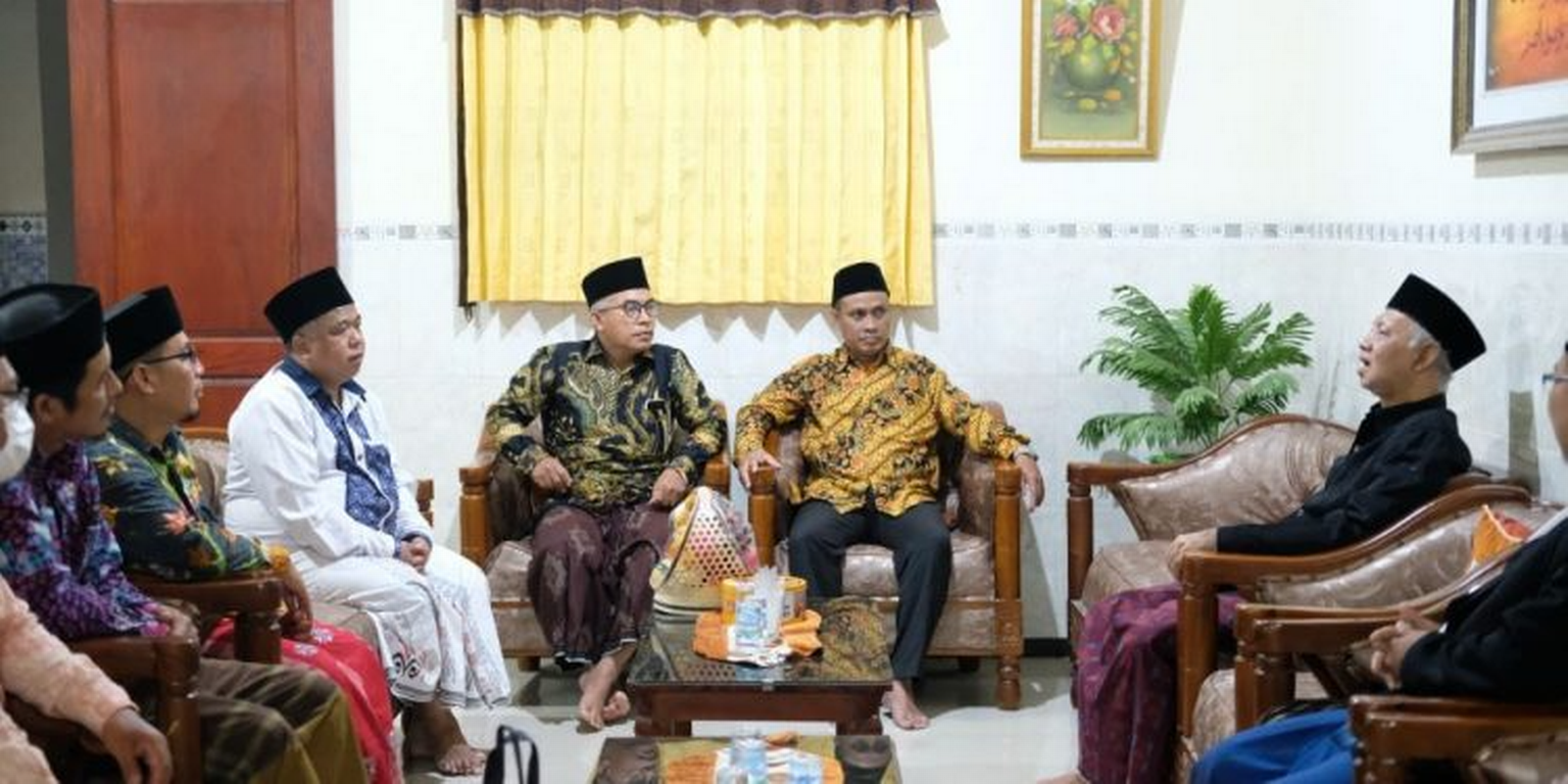 Rombongan PKS Jawa Timur Sowan ke KH M Dawam di Ponpes Al Islah