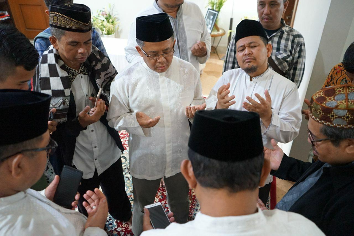 Presiden Partai Keadilan Sejahtera Mohamad Sohibul Iman saat takziyah ke kediaman Gus Sholah, Jakarta Selatan, Senin (03/02/2020).