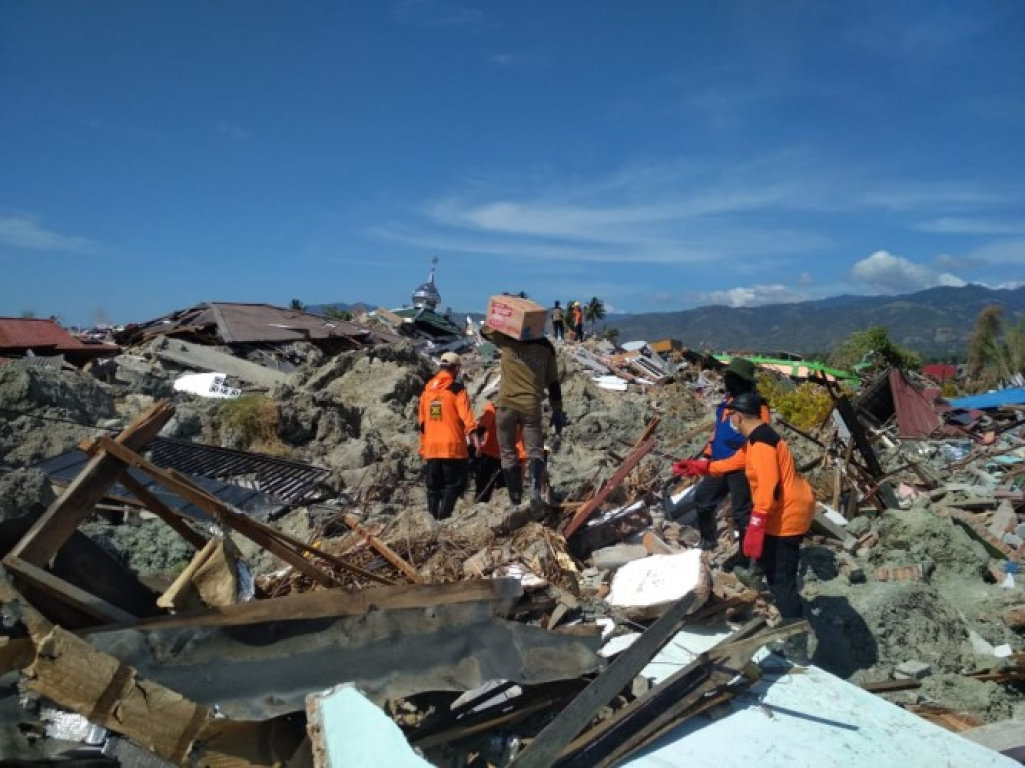 Tim Evakuasi Relawan PKS sedang mengevakuasi korban bencana gempa dan tsunami di Palu - Donggala (Yudi/PKSFoto Jateng)