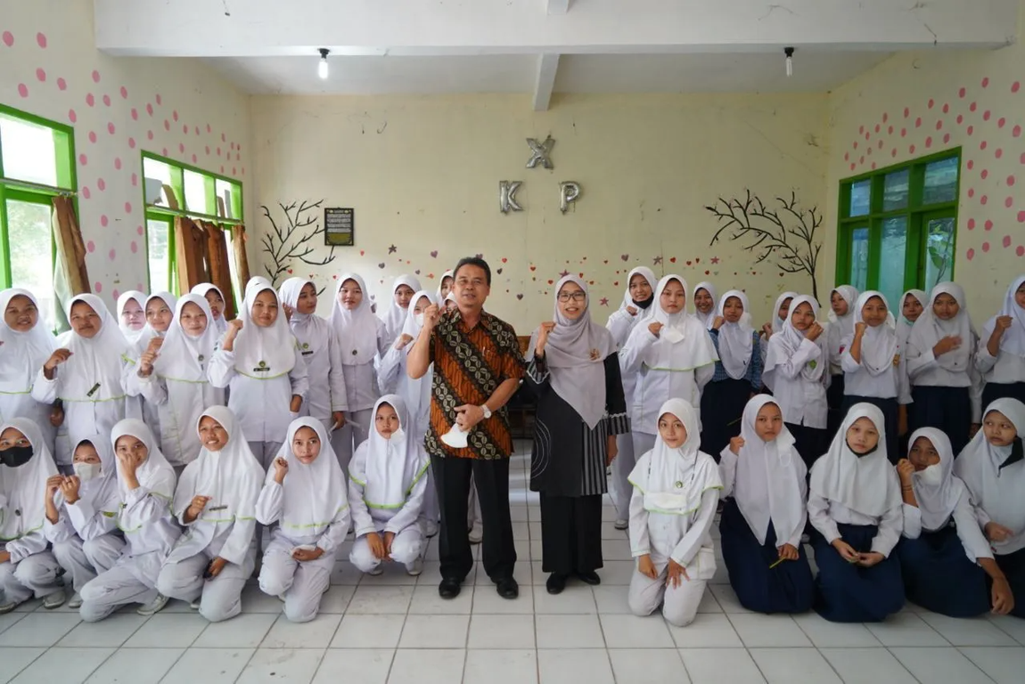 Wakil Ketua FPKS Netty Prasetiyani Memberikan Sosialisasi Undang-Undang Tindak Pidana Kekerasan Seksual (UU TPKS) di Cirebon.