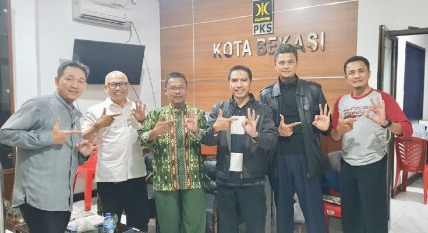 Ketua DPW PKS DKI Jakarta Sakhir Purnomo bersama Sekretaris PKS Wilda Banjabar Karyatin di Kantor DPD PKS Kota Bekasi (foto: Donny)