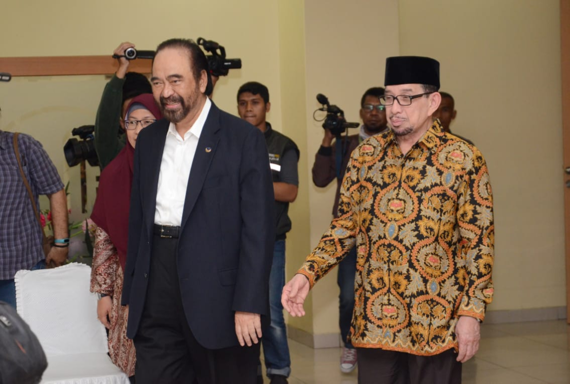 Ketua Majelis Syuro PKS Habib Salim Segaf Al Jufri menyambut kedatangan Ketua Umum Partai Nasdem Surya Paloh di kantor DPP PKS, Jakarta, Rabu (30/10) (Donny/PKSFoto)
