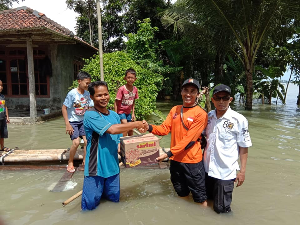 Relawan PKS menyalurkan bantuan logistik untuk korban banjir di Kebumen, Jawa Tengah, Sabtu (19/01) (dokpri)