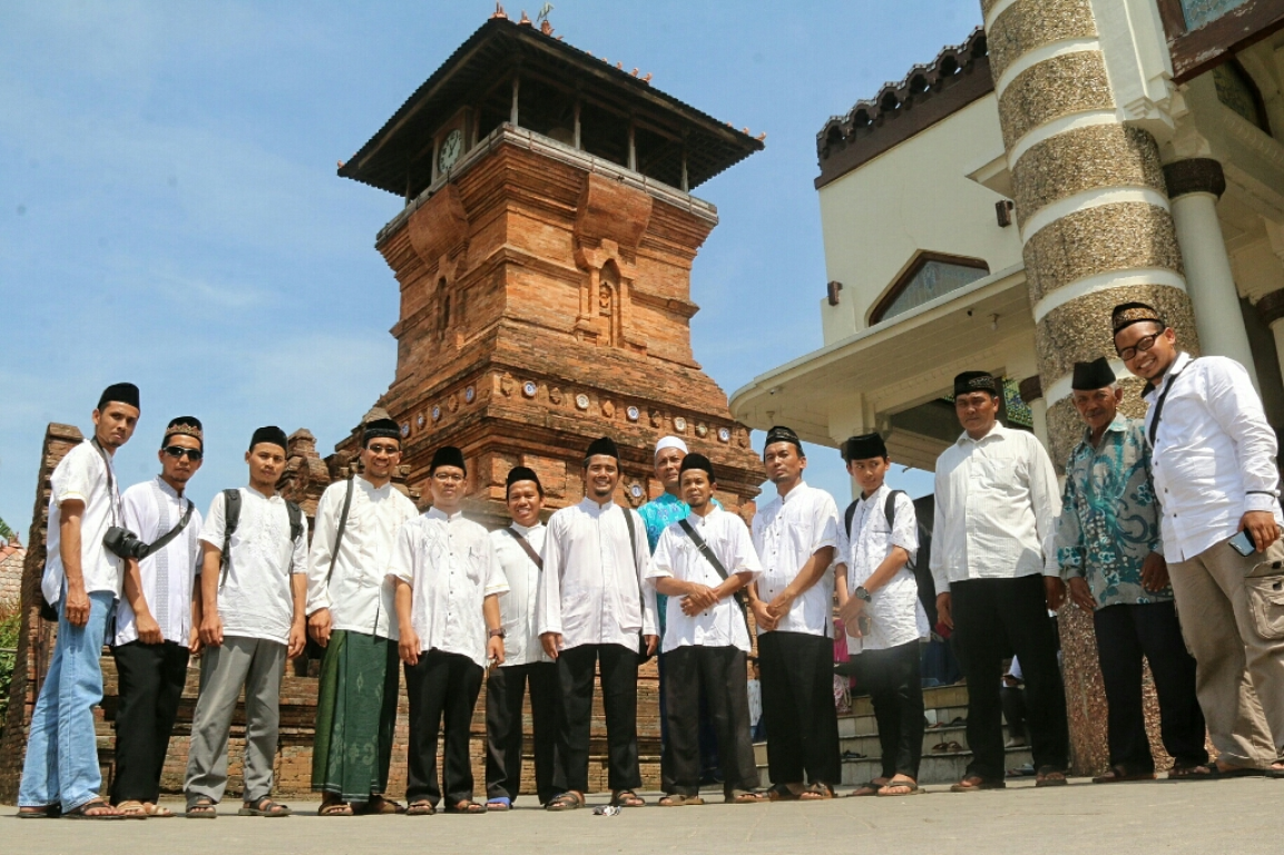 Rombongan Pengurus DPD PKS Semarang Saat Lakukan Ziarah