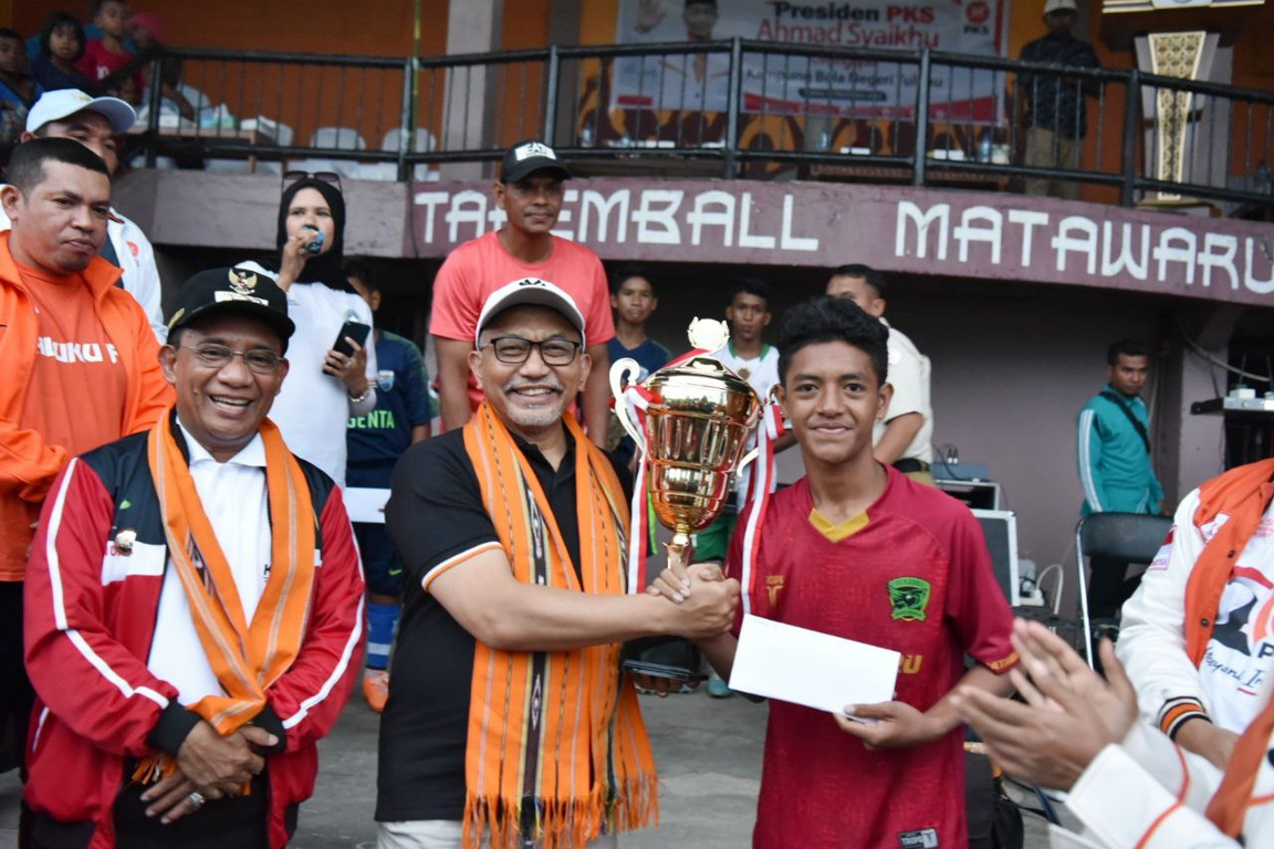 Presiden PKS Ahmad Syaikhu memberi penghargaan terhadap pemain dari Kampung Bola Tulehu (Donny/PKSFoto)