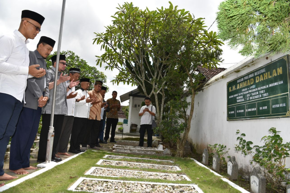 Ketua Majelis Syuro Partai Keadilan Sejahtera bersama jajaran saat ziarah ke pusara KH. Ahmad Dahlan, Yogyakarta, Sabtu (23/03/2019). (Hamid/PKSFoto)