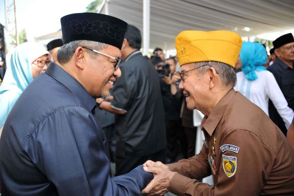 Gubernur Jawa Barat, Ahmad Heryawan (aher) bersalaman dengan salah satu peserta Halal Bihalal