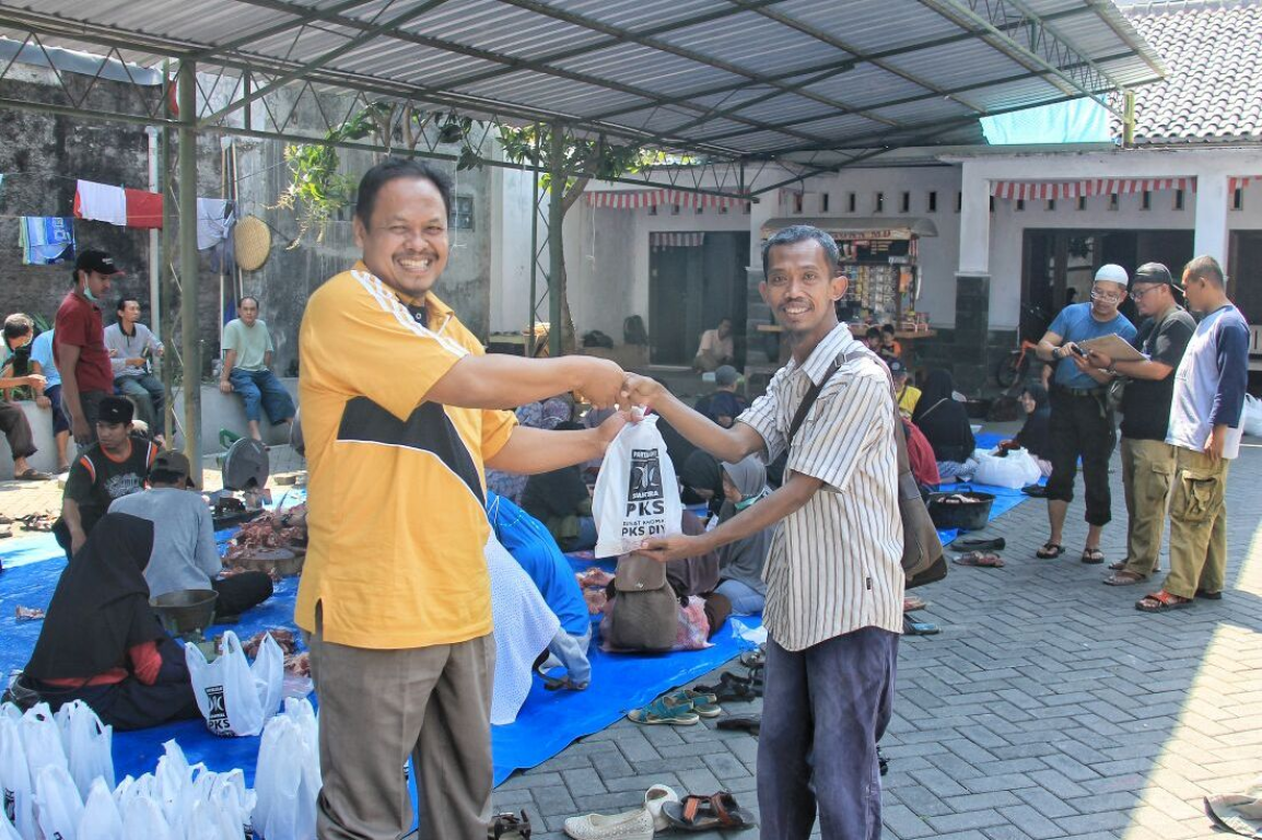 Ketua DPW PKS DIY, M. Darul Falah menyerahkan daging kurban kepada masyarakat Yogyakarta, Ahad (3/9). (Humas DPW PKS DIY)