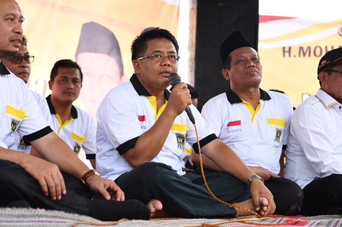 Presiden PKS Mohamad Sohibul Iman berdialog dengan para nelayan dan petani garam di Pati Jawa Tengah (M Hilal/PKSFoto)