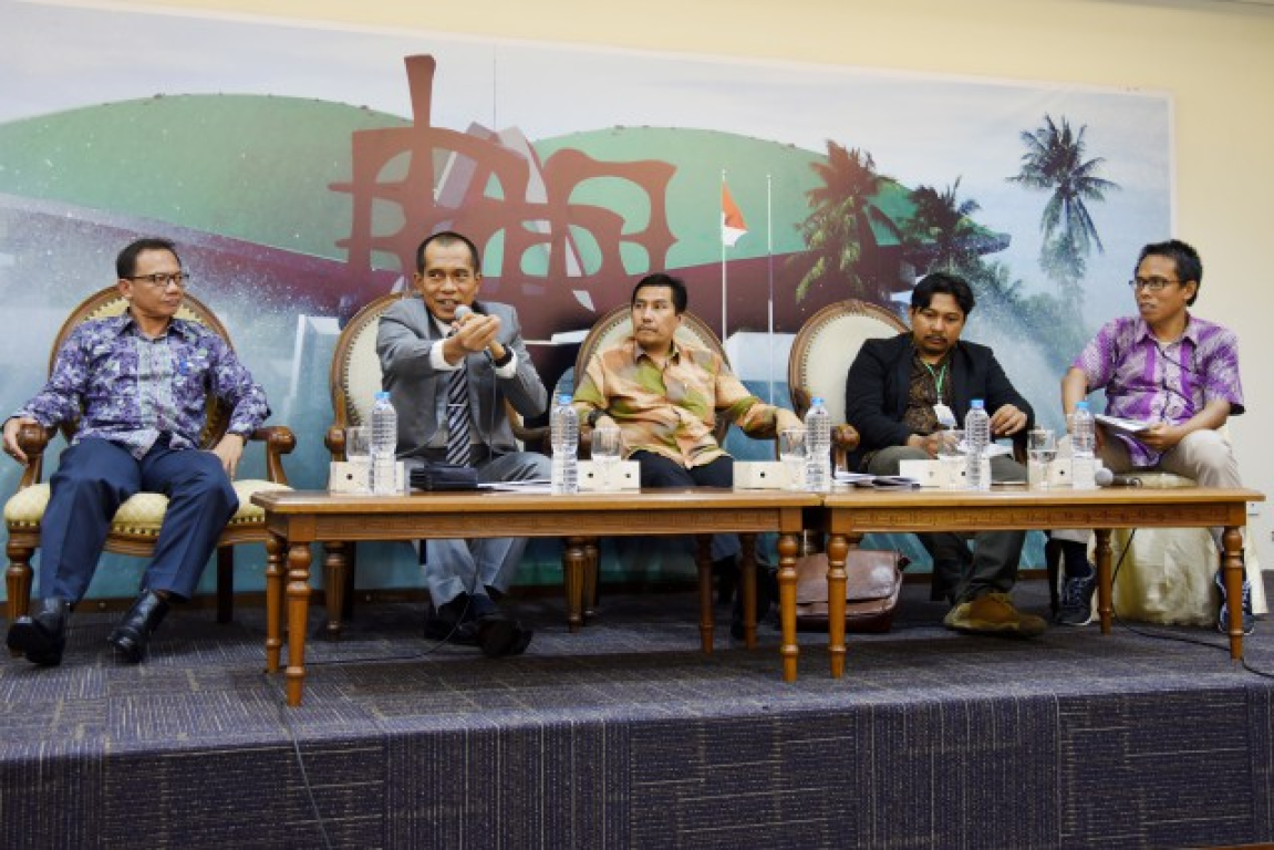 Ketua Komisi I DPR RI dari FPKS, Abdul Kharis Almasyhari bersama pembicara lainya dalam dialog publik bertema ‘Potret Keterbukaan Informasi Publik 2018’ di Media Center, Gedung DPR RI, Senayan, Selasa (11/12) (dok DPR RI)