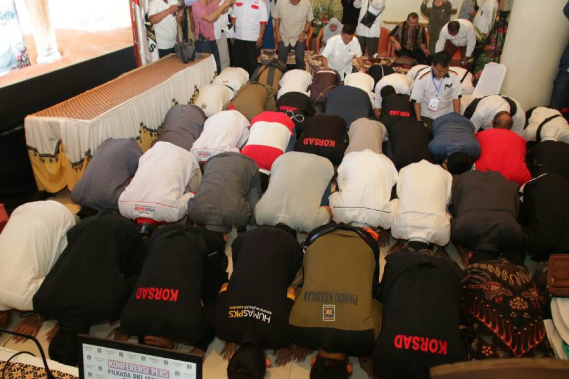 Sujud Syukur atas kemenangan versi hitung cepat Paslon Anies-Sandi di DPP PKS, Jakarta, Rabu (19/4)