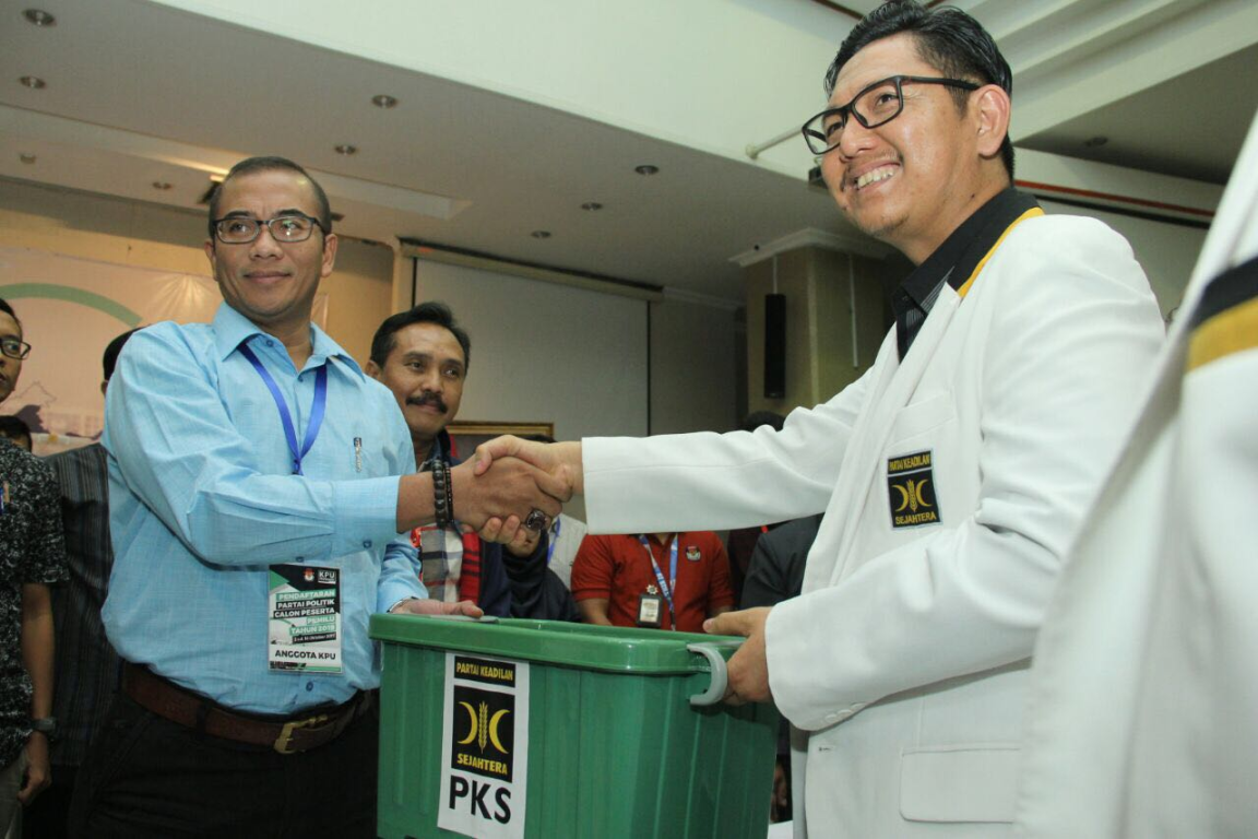 Sekretaris Jenderal DPP PKS Mustafa Kamal menyerahkan dokumen pendaftaran peserta Pemilu 2019 di kantor KPU, Jakarta, Sabtu (14/10). (Juliyanto/PKS Foto)