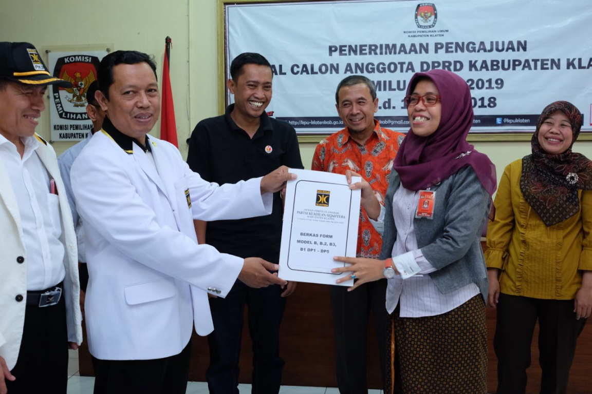 Ketua DPD PKS Klaten Marjuki secara simbolis menyerahkan berkas fisik pendaftaran Bacaleg PKS ke Ketua KPU Klaten Siti Farida di kantor KPU Klaten, Ahad (15/7) (Humas PKS Klaten)