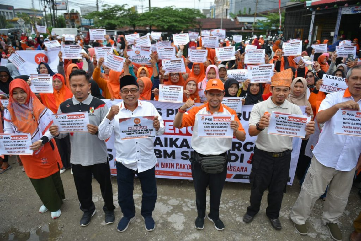 Aleg dan Tokoh PKS Gelar Flashmob Tolak Kenaikan BBM Bersubsidi