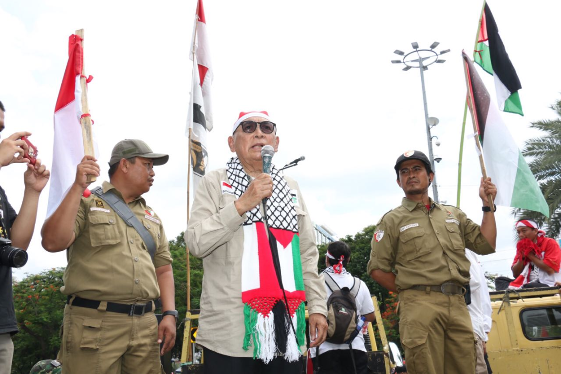 Ketua Umum Komite Nasional untuk Rakyat Palestina (KNRP) Soeripto dalam orasinya di Aksi Bela Palestina di depan Kedubes AS, Jakarta, Ahad (10/12). (Daru/PKS Foto)