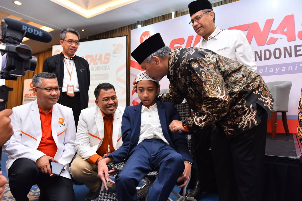 Presiden PKS Ahmad Syaikhu mencium kening hafidz cilik Naja di sela-sela memberikan arahan ke kepala daerah asal PKS (M Hilal/PKSFoto)