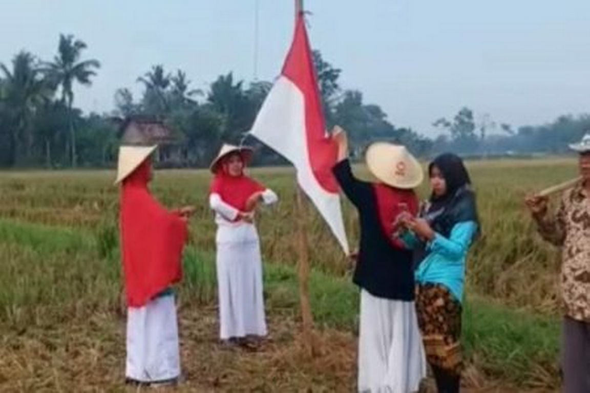 PKS Mengadakan Upacara di Tengah Sawah Bersama Petani