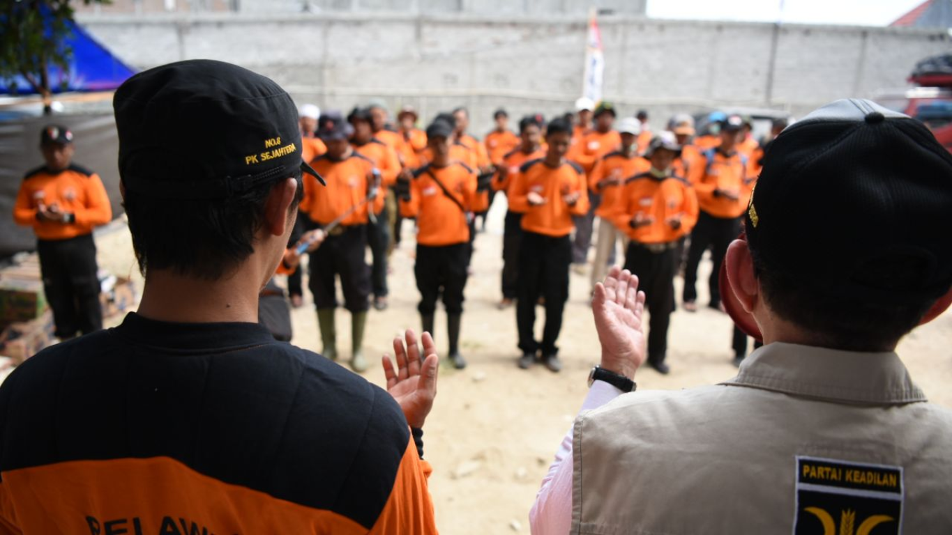 Relawan PKS melakukan apel siaga