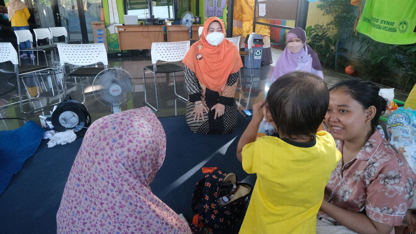 Juru Bicara PKS Kurniasih Mufidayati menemui salah satu korban kebakaran di wilayah Jakarta (dokpri)