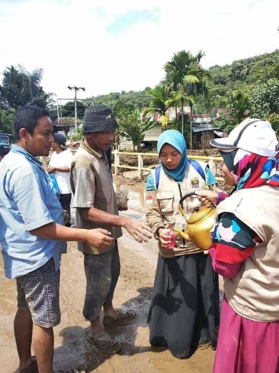 Aksi relawan PKS di Desa Natam, Kecamatan Badar, Aceh Tenggara (01/12)