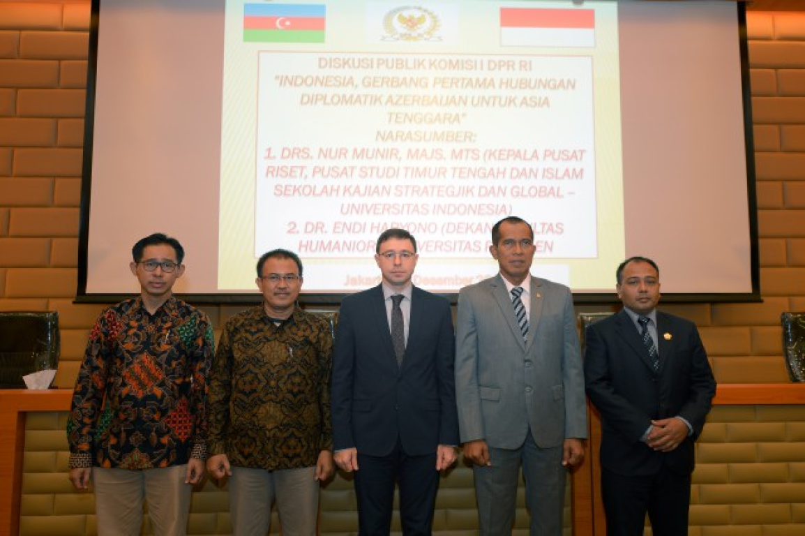 Ketua Komisi I DPR RI Abdul Kharis Almasyhari (dua dari kanan) bersama Kedutaan Azerbaijan di Gedung DPR RI, Senayan, Senin (10/12)