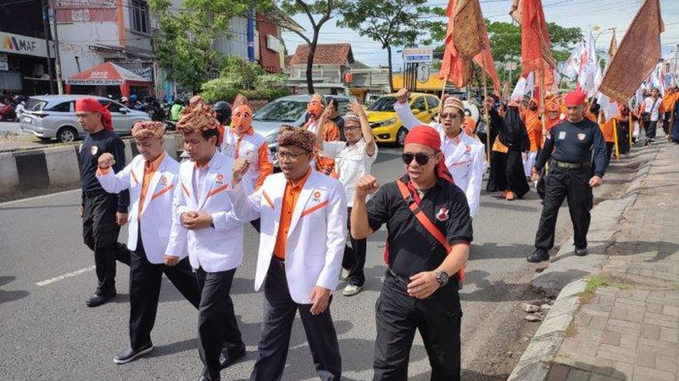 Rombongan PKS Lampung yang dipimpin ketua DPW PKS Ahmad Mufti Salim melakukan arak-arakan sepanjang 200 meter di jalan Gajah Mada menuju ke kantor KPU Lampung. (Sumber: Tribun Lampung