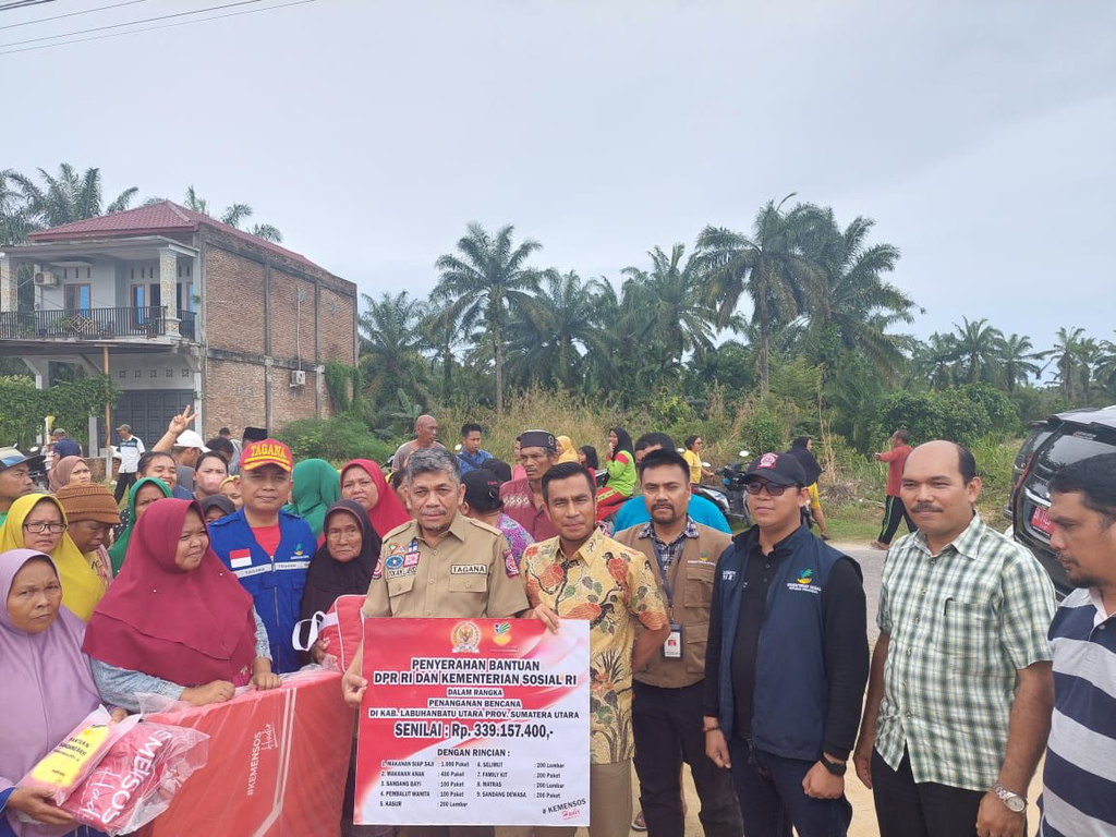 Anggota DPR RI dari Fraksi PKS Iskan Qolba Lubis (IQL) Menyerahkan Bantuan Bagi Korban Banjir di Labuhan Batu Utara