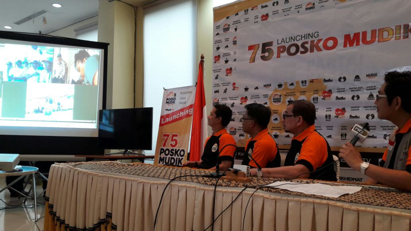 Pimpinan PKS melakukan video conference dengan Posko Mudik PKS di beberapa titik kemacetan, Ahad (3/7)