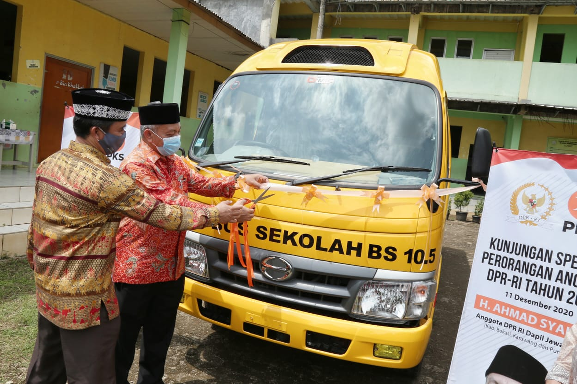 Anggota Komisi V DPR RI Ahmad Syaikhu menyerahkan bus sekolah kepada dua yayasan pendidikan di Kabupaten Karawang dan Purwakarta (Dhani)