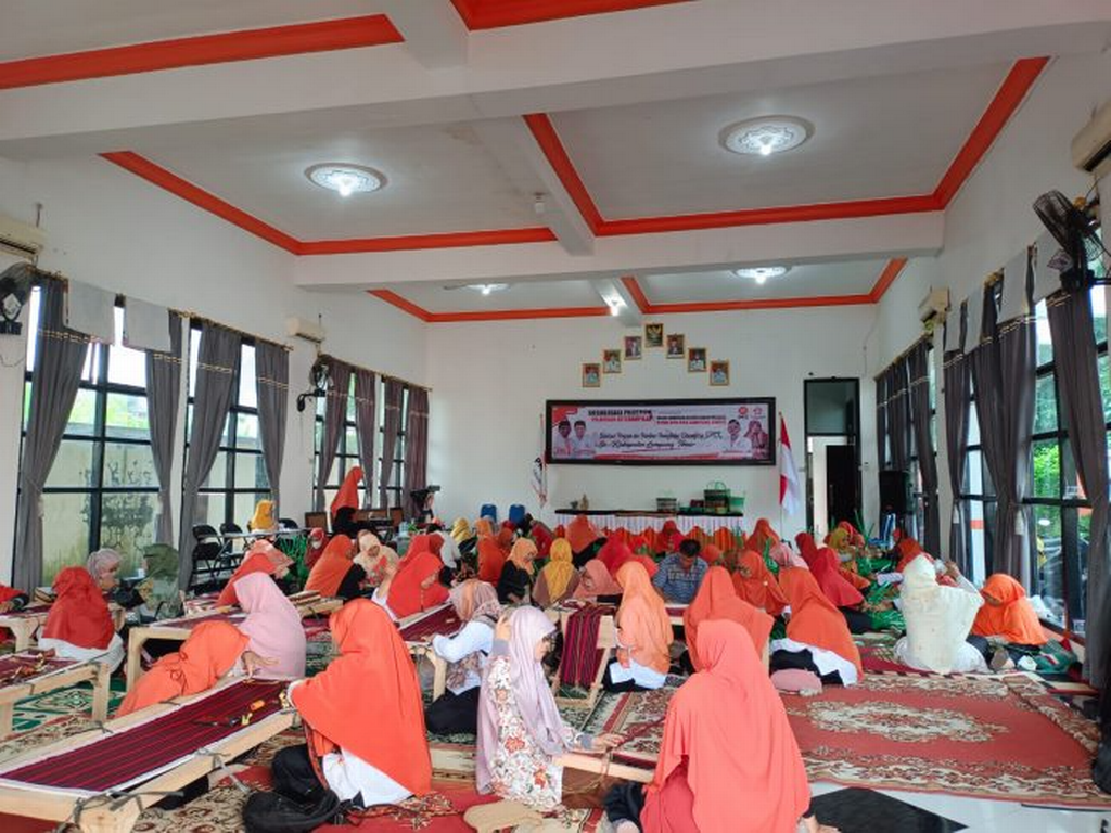 Suasana pelatihan keterampilan sulam tapis dan tas anyaman di sela-sela rapat koordinasi BPKK PKS Lampung Timur.