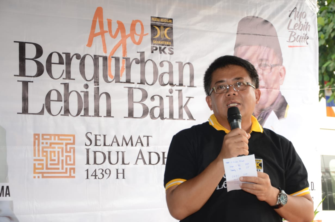 Presiden PKS Mohamad Sohibul Iman memberikan arahan dalam prosesi penyembelihan hewan kurban di kantor DPP PKS, Jakarta, Kamis (23/8) (Donny/PKSFoto)