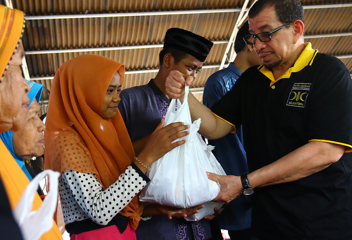 Ketua Majelis Syuro PKS Habib Salim Segaf Al Jufri membagikan daging kurban ke warga sekitar. Foto: Asky