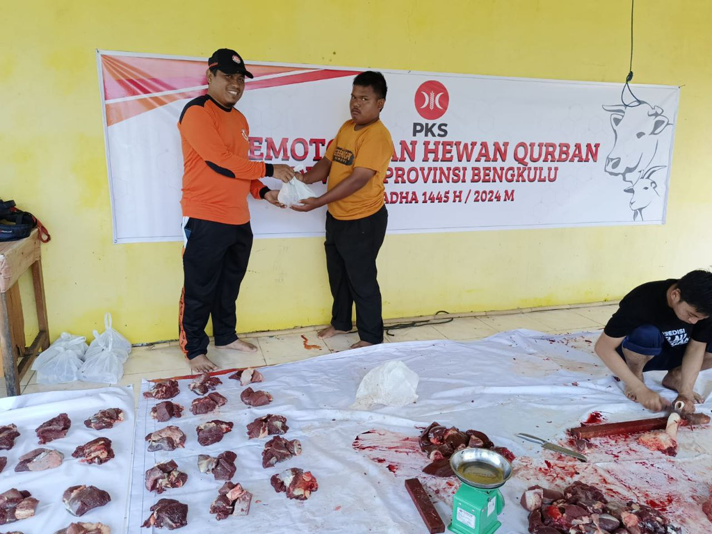 Penyaluran daging hewan kurban PKS Bengkulu.