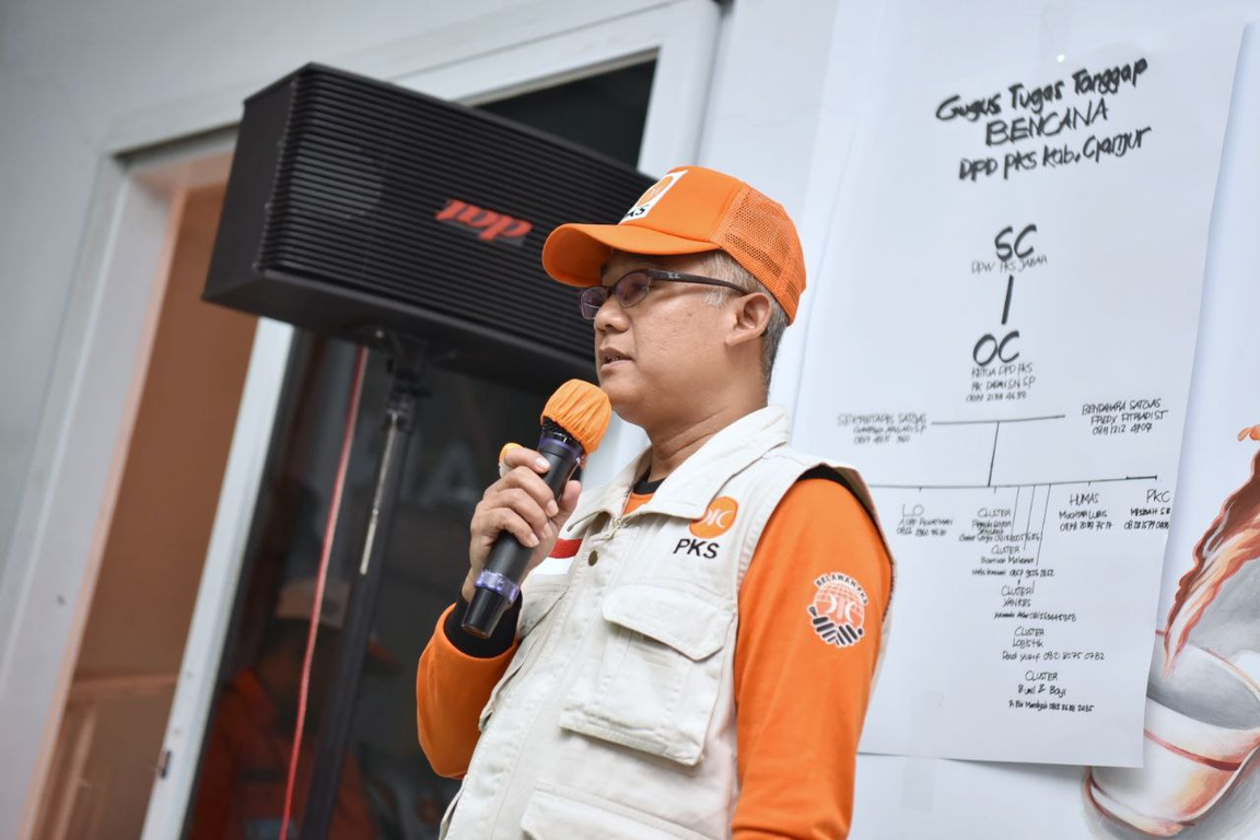 Ketua DPD PKS Kabupaten Cianjur, Dadan Surayanegara memaparkan kondisi terkini pasca gempa bumi Cianjur (Donny/PKSFoto)