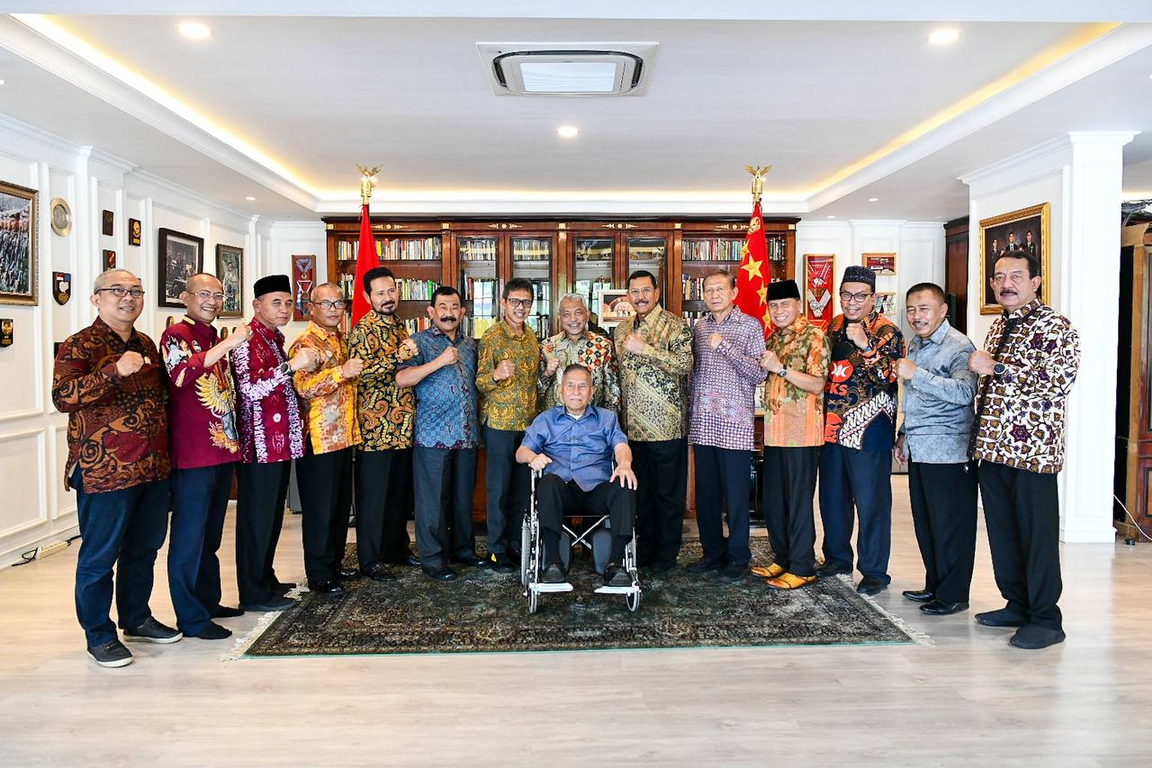 Jenderal TNI (Purn.) Dr. (H.C.) Ryamizard Ryacudu (duduk di tengah) menerima kunjungan Presiden PKS Ahmad Syaikhu dan Dewan Pakar PKS di kediamannya, Bogor. (PKSFoto/Donny)