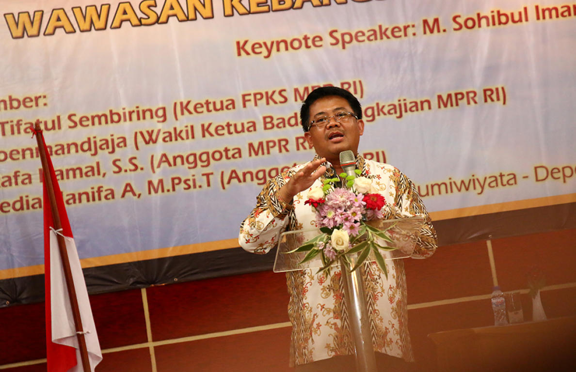 Presiden PKS Mohamad Sohibul Iman saat menjadi keynote speaker Seminar Nasional Fraksi MPR RI di Depok, Senin (29/8)