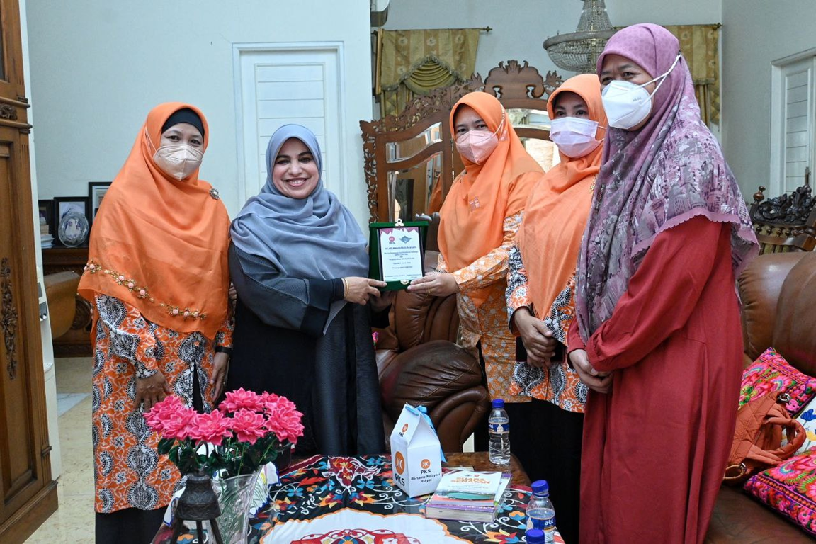 Pemberian plakat dari BPKK PKS untuk PB Wanita Al-Irsyad dalam agenda silaturahim keumatan di Pondok Bambu, Jakarta Timur, Sabtu (05/03/2022). (Donny/PKSFoto)