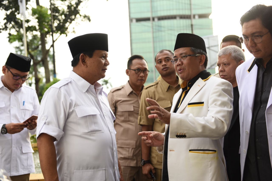 Presiden PKS Mohamad Sohibul Iman berbincang dengan Ketua Dewan Pembina Partai Gerindra Prabowo Subianto di kantor DPP PKS, Jakarta, Rabu (27/12) (M Hilal/PKS Foto)