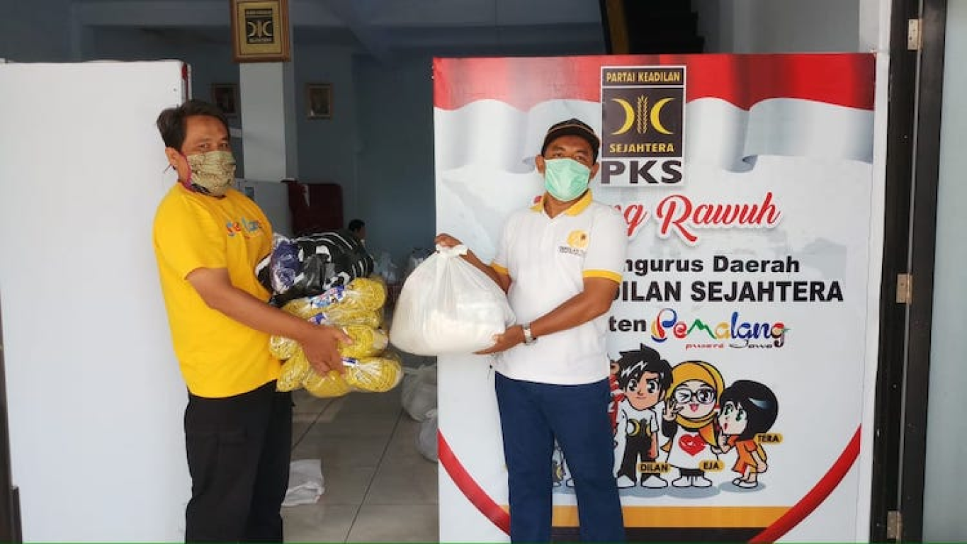 Penyerahan 2 ton beras secara simbolis oleh Riyono, Senin (20/04/2020)